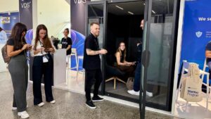 La IA emocional que conversa en una cabina acústica con trabajadores estresados