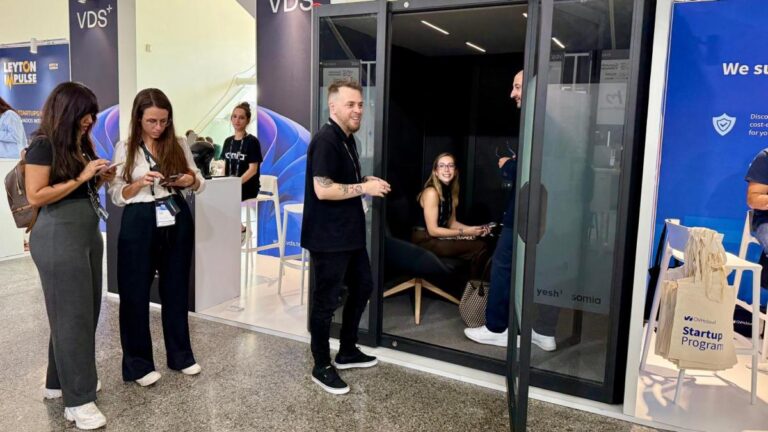 La IA emocional que conversa en una cabina acústica con trabajadores estresados