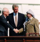 Isaac Rabin, Bill Clinton, y Yasser Arafat durante la firma de los Acuerdos de Oslo en la Casa Blanca, el 13 de septiembre de 1993