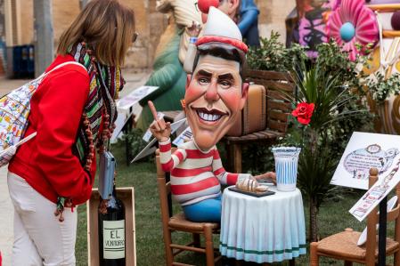 Una mujer observa un 'ninot' que representa al líder regional de Valencia, Carlos Mazón, durante el tradicional Festival Anual de las Fallas, en Valencia.