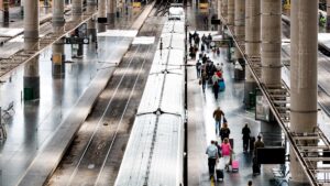 La vivienda y el AVE aceleran la salida de trabajadores de Barcelona y Madrid