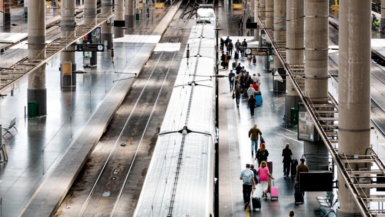 La vivienda y el AVE aceleran la salida de trabajadores de Barcelona y Madrid
