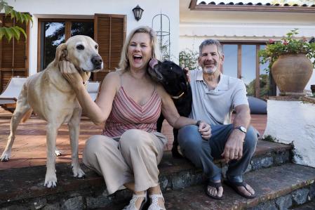 Los californianos Karmi Soder y Mark Cook, en su hogar de La Fosca (Palamós). Pere Duran / Nord Media