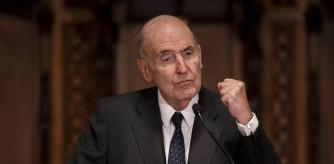 Foto de familia de los premiados de la gala de premios de la Sociedad Económica Amics del País en el Saló de Cent del Ajuntament de Barcelona, 12 de Marzo de 2024. La entidad bicentenaria Amics del País entregó ayer 15 becas de movilidad a jóvenes investigadores y reconoció también la labor de la Associació la Sagrera con el premio Llegat Valldejuli 2024. En el centro, Miquel Roca i Junyent, presidente de la entidad, junto al alcalde, Jaume Collboni.