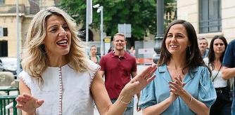 GRAFCAV1291. PAMPLONA, 17/07/2023.- La candidata de SUMAR para las próximas elecciones generales, Yolanda Díaz (i), ha participado este lunes en Pamplona en un acto de su formación junto a la líder de Podemos, Ione Belarra (d), y la candidata navarra al Congreso Idoia Villanueva. EFE/Villar López