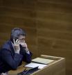 El presidente de la Generalitat, Carlos Mazón, habla por teléfono durante el pleno de esta semana.