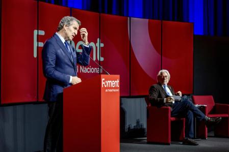 FOTO ALEX GARCIA EL LIDER DEL PP ALBERTO NUÑEZ FEIJOO EN FOMENT DEL TREBALL CON JOSEP SANCHEZ-LLIBRE 2025/11/28