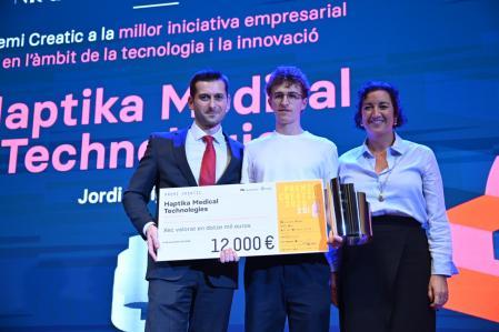 La consellera con los ganadores del Premio Creatic