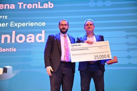 El alcalde Bote con el ganador del premio Antena TrenLab