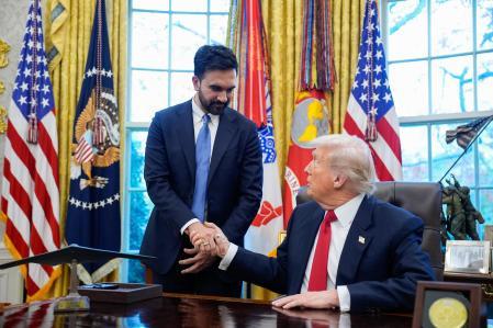 WASHINGTON (United States), 21/11/2025.- US President Donald Trump (R) shakes hands with New York City mayor-elect Zohran Mamdani (L) in the Oval Office at the White House in Washington, DC, USA , 21 November 2025. (Nueva York) EFE/EPA/YURI GRIPAS / POOL
