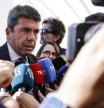 El presidente de la Generalitat valenciana, Carlos Mazón, atiende a los emdios a su llegada a la apertura del Congreso de Cooperatives Agro-alimentàries de la Comunitat Valenciana, en el Museo de las Ciencias Príncipe Felipe, a 30 de octubre de 2025, en Valencia, Comunidad Valenciana (España). El Congreso aborda temas como el escenario geopolítico actual, las tendencias de mercado y de consumo, la irrupción de la inteligencia artificial, la digitalización de la actividad, las estructuras agrarias, el relevo generacional o la PAC post 2027.