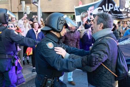 Tensión frente a la sede del PSOE