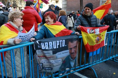 Decenas de personas han secundado la llamada de la organización juvenil próxima a Vox