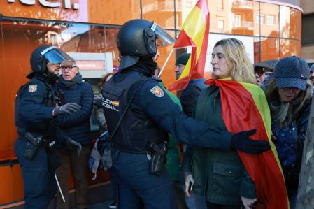 Ha habido cargas policiales frente a la sede del PSOE