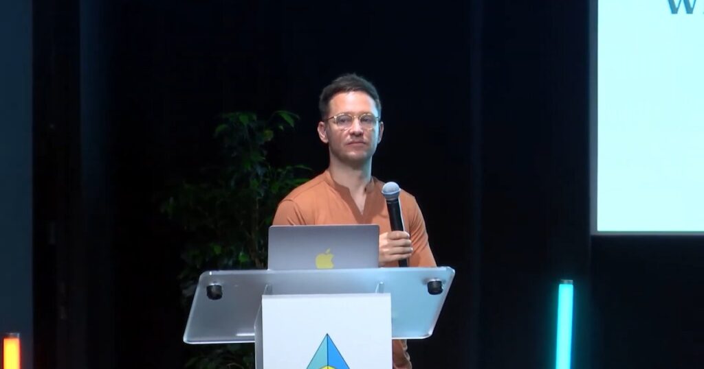 James Smith durante su intervención en - The Invisible Infrastructure Play: Ethereum.