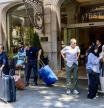 Turistas a las puertas de un hotel en Barcelona
