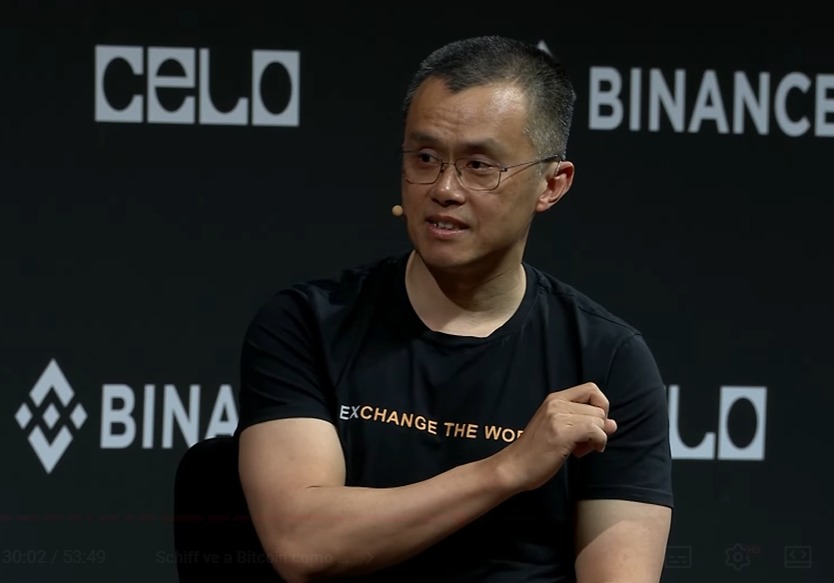 CZ participa en un debate.