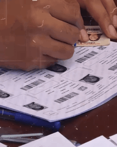 unas manos rellenando una planilla electoral de Bolivia