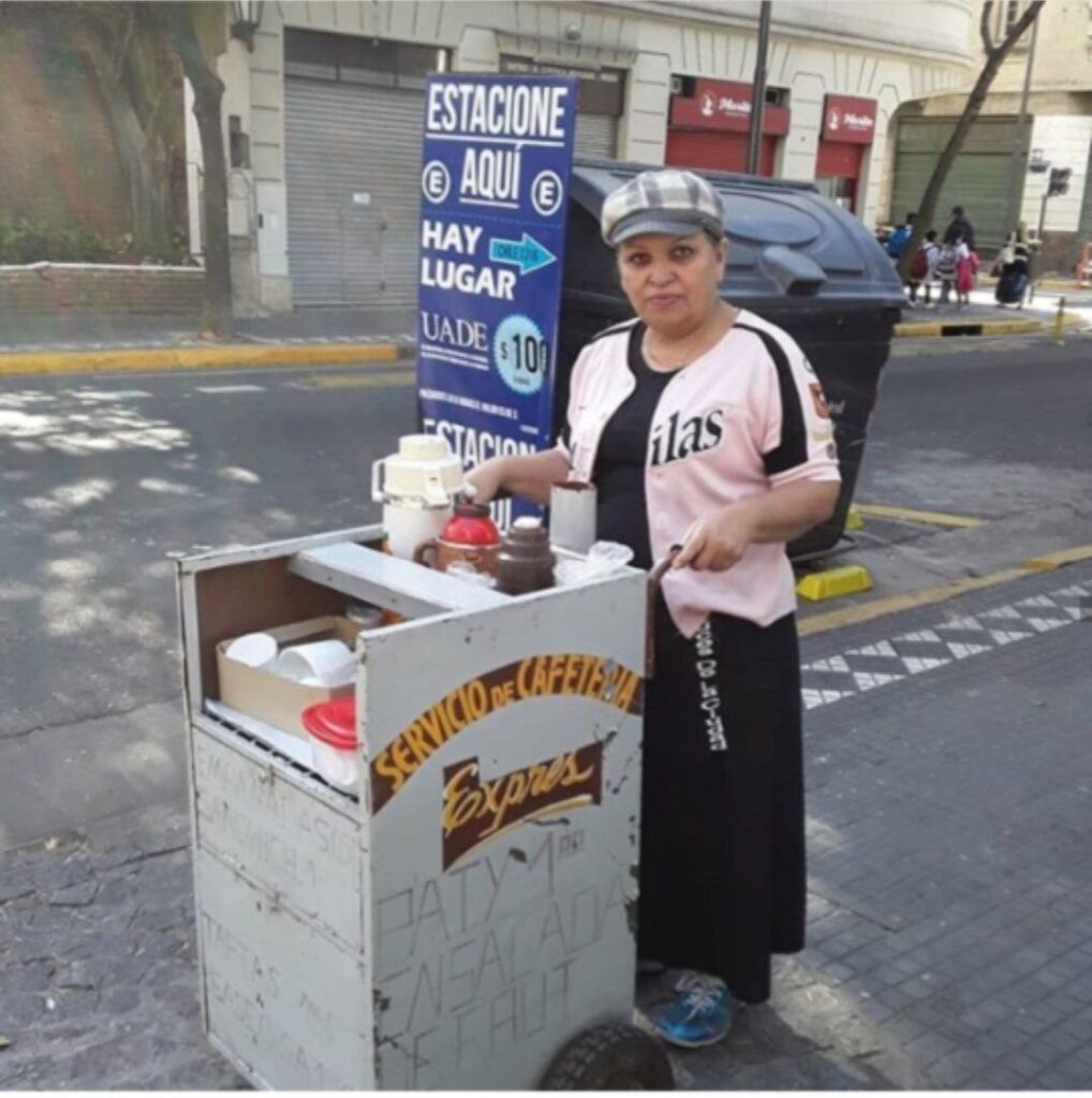 FIdelina Arteaga como vendedora ambulante en sus comienzos en Argentina