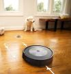 Si el Roomba j7+ detecta un objeto inesperado en el suelo, como un excremento de una mascota, lo evita
