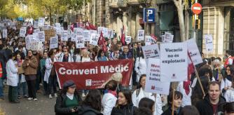 Imagen de la manifestación llevada a cabo por los médicos esta mañana por el centro de Barcelona