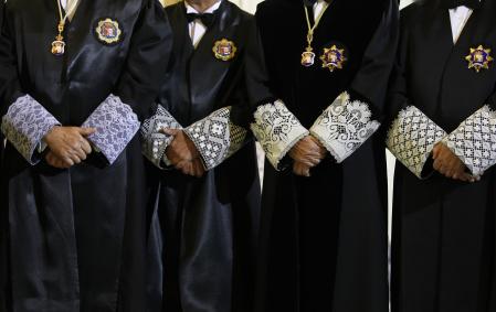 APERTURA DEL AÑO JUDICIAL EL PTE DEL SUPREMO Y DEL CGPJ GONZALO MOLINER Y LOS PRESIDENTES DE SALA detalle de las puntillas de las mangas de sus togas