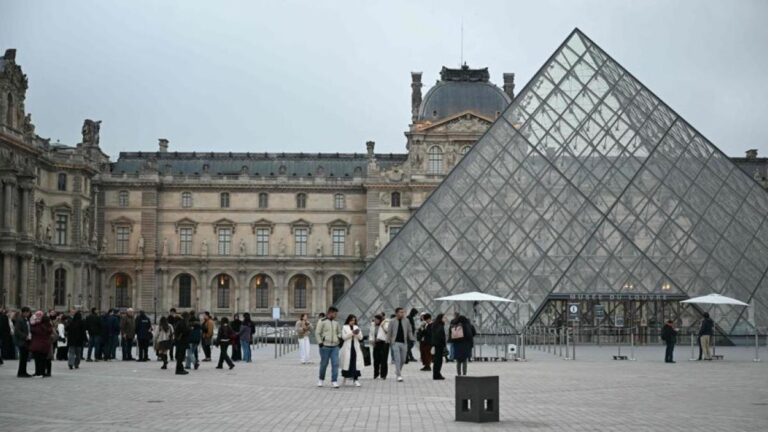El Louvre cierra todo un día por huelga del personal