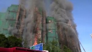 Elevan a 161 los fallecidos en el incendio de Hong Kong tras una nueva identificación forense