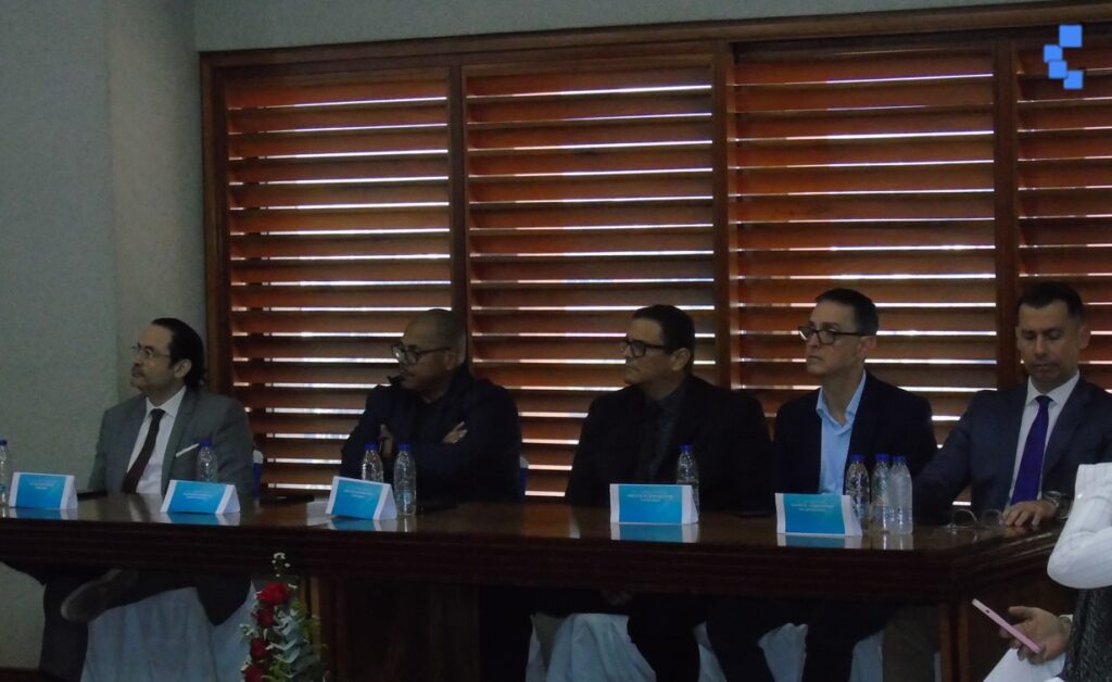 Fotografía a miembros de la mesa técnica de criptoactivos de Cavecom-e.