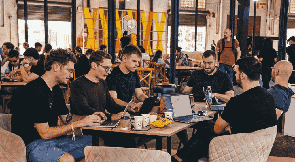 Un grupo de personas trabajando con laptos en mano. en trabajo colaborativo.