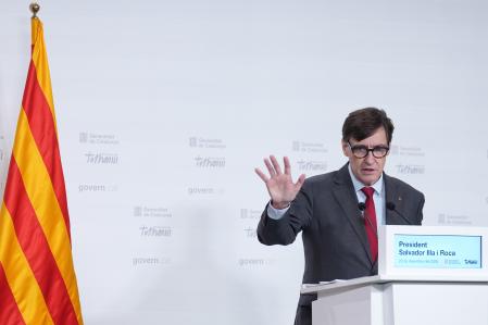 El presidente de la Generalitat de Catalunya, Salvador Illa, durante una rueda de prensa tras la reunión del Consell Executiu, en el Palau de la Generalitat, a 23 de diciembre de 2025, en Barcelona, Catalunya (España). El Govern ha aprobado la prórroga de las cuentas e 2023 para el 2026 aunque el Ejecutivo catalán confía en sacar una nueva ley económica a lo largo del año.