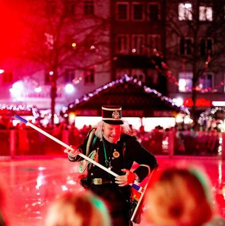 Jack Houben interactúa con el público que participa del patinaje en Colonia