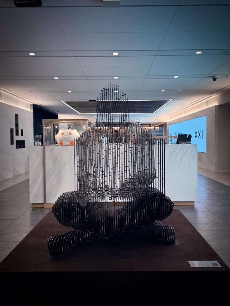 Foto de estatua de Satoshi Nakamoto en la Bolsa de Nueva York.