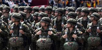 Varios militares desfilan durante el desfile militar con motivo del día de las fuerzas armadas, a 25 de mayo de 2024, en Oviedo, Asturias (España). El Principado de Asturias acoge hoy la celebración del Día de las Fuerzas Armadas (DIFAS) 2024 con un acto central en Oviedo presidido por Sus Majestades los Reyes. El acto consiste en un homenaje a la bandera y a los caídos en un desfile terrestre. Desfilan seis agrupaciones: Guardia Real, Batallón de Marina, Escuadrón del Aire, Agrupación de la UME y la Guardia Civil, Agrupación del Regimiento Príncipe, Zapadores de Montaña y Paracaidistas y Agrupación de la Legión y Regulares, cierra la caballería de la Guardia Real y el Escuadrón de Sables de la Guardia Civil.
