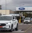 Varios trabajadores en la fábrica de Ford, a 12 de junio de 2024, en Almussafes, València, Comunidad Valenciana (España). La dirección de la fábrica de Ford en Almussafes (Valencia) ha trasladado a los sindicatos que el nuevo Expediente de Regulación de Empleo (ERE) en la factoría afectará a 1.622 trabajadores, de los que 626 serían bajas incentivadas con carácter definitivo y 996 serían despidos objetivos con preferencia de recontratación en 2027, año en el que está previsto el lanzamiento del nuevo vehículo multienergía que fabricará la planta.