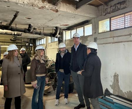 Visita de obras a la piscina Mireia Belmonte por parte del ejecutivo de gobierno .