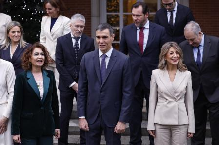 MADRID (ESPAÑA), 23/12/2025.- El presidente del Gobierno, Pedro Sánchez (c) y las vicepresidentas: María Jesús Montero (i) y Yolanda Díaz (d) junto con el resto de ministros a su salida para la foto oficial con su nuevo equipo de Gobierno en las escalinatas del edificio del Consejo de Ministros en el Complejo de la Moncloa, antes de participar en la reunión del gabinete este martes en Madrid. EFE/Chema Moya