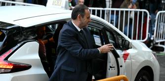 Journalists gather as former Spanish Minister of Transport Jose Luis Abalos arrives to appear for alleged corruption charge at Madrid court on October 15, 2025. Corruption probes have ensnared two former Socialist heavyweights, ex-transport minister Jose Luis Abalos, as well as the prime minister's younger brother. The legal troubles compound woes for the minority government, which struggles to pass legislation. (Photo by Javier SORIANO / AFP)