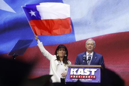José Antonio Kast, pronuncia un discurso junto a su esposa, María Pía Adriasola