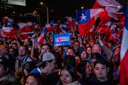Los votantes de Kast celebraron el triunfo electoral inundando las calles con la bandera de Chile