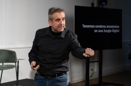 Sergio Colado, doctor en Psicología Cognitiva, explicó cómo los hackers manipulan nuestra percepción.