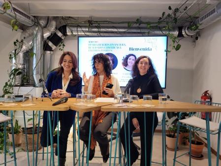 De izquierda a derecha, Cristina Monge, Susana Martín Belmonte y María García de la Fuente en el Seminario sobre desregularización financiera, realidades climáticas y futuros sostenibles