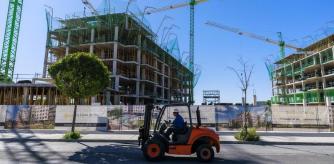 Especial Dinero sobre mercado inmobiliario. imágenes nuevas de construcción de viviendas (obras), de anuncios de compraventa y alquiler, de inmobiliarias y gente mirando los escaparates de las inmobiliarias y de pisos en general. Promociónnes Vivienda Alquiler