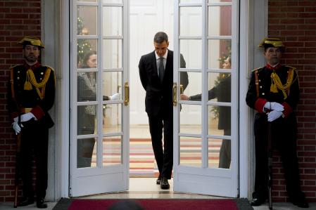 MADRID, 10/12/2025.-El presidente del Gobierno, Pedro Sánchez, sale a recibir al presidente de Palestina, Mahmoud Abbas, este miércoles en el Palacio de la Moncloa en Madrid.- EFE/ Borja Sánchez-Trillo