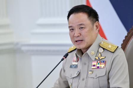 El primer ministro tailandés Anutin Charnvirakul, magnate de la construcción, posa estos días con uniforme militar, siendo civil. Una licencia tailandesa que desconcierta al extranjero, pero que le llevará en volandas hasta los comicios.