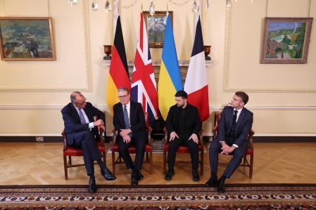 London (United Kingdom), 08/12/2025.- (L-R) Germany's Chancellor Friedrich Merz, Britain's Prime Minister Keir Starmer, Ukraine's President Volodymyr Zelensky and France's President Emmanuel Macron sit down ahead of a meeting at 10 Downing Street in London, Britain, 08 December 2025. (Francia, Alemania, Ucrania, Reino Unido, Londres) EFE/EPA/ADRIAN DENNIS / POOL MAXPPP OUT
