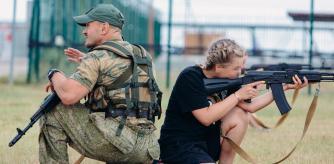 Imagen de soldados en campos rusos y portada del estudio