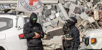 Militantes de Hamas escoltan un vehículo de la Cruz Roja