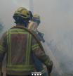 Bombers de la Generalitat trabajan en la extinción de un incendio próximo a la AP-7 en Báscara (Girona)