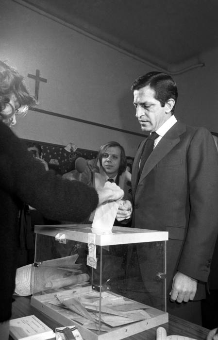 ESPAÑA REFERÉNDUM CONSTITUCIONAL: Madrid: 06/12/1978.- El presidente del Gobierno, Adolfo Suárez, vota en un colegio electoral, en la madrileña calle de Francos Rodríguez, durante la jornada de votación del referéndum sobre la aprobación del Proyecto de Constitución, celebrado hoy en España. EFE//ct SPAIN CONSTITUTION REFERENDUM: MADRID, 06/12/1978.- Spanish Prime Minister, Adolfo Suarez (R), casts his ballot at a polling station in Madrid, during the referendum on new constitution. EFE/fs